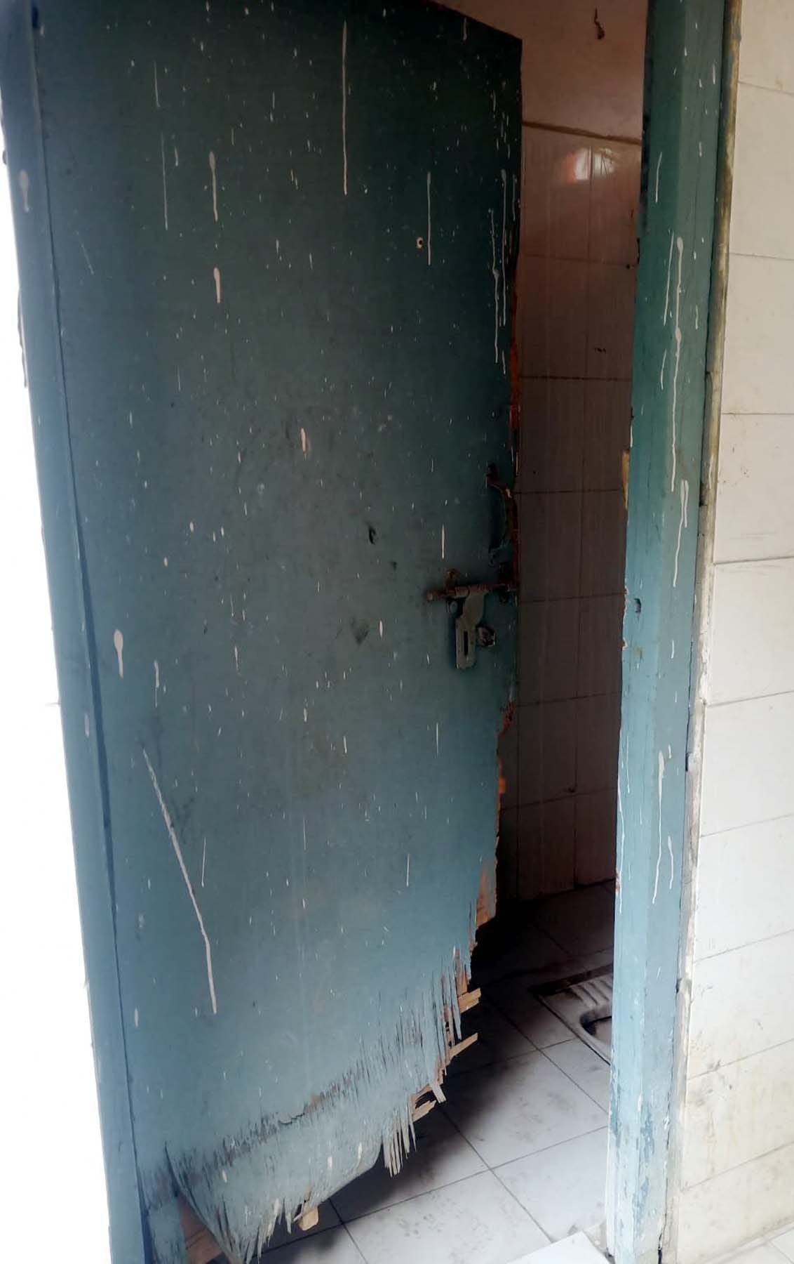 पुवायां सीएचसी पर शौचालय का टूटा दरवाजा