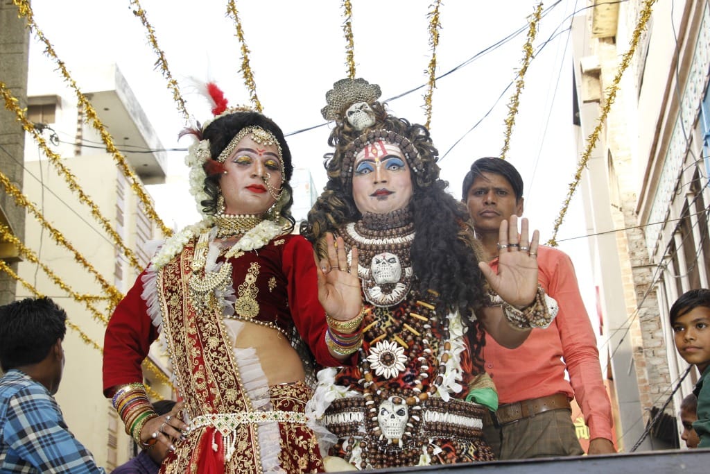 राम नवमी शोभा यात्रा में शामिल शिव-पार्वती की झांकी। नितिन शर्मा