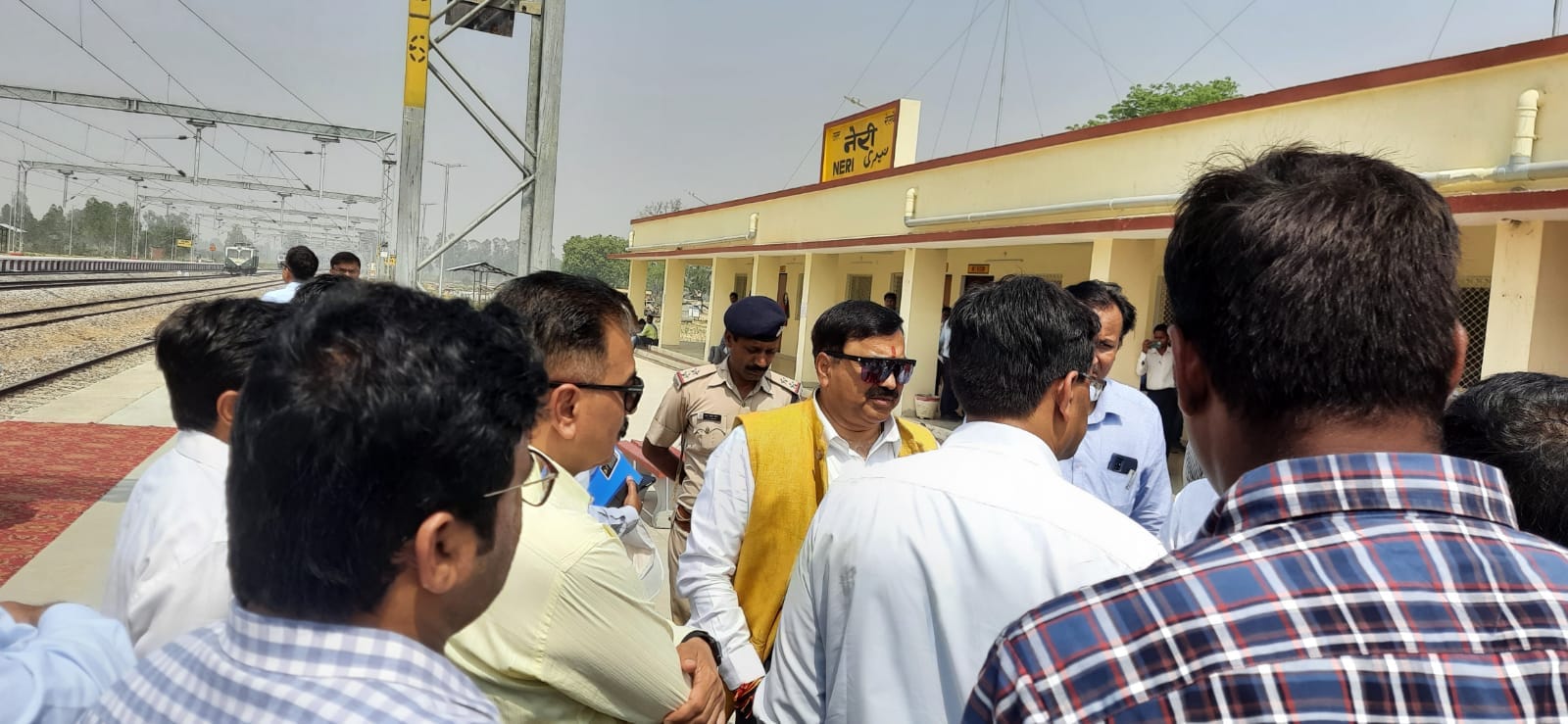 शाहजहांपुर के रोजा से सीतापुर ब्रांच लाइन के नेरी रेलवे स्टेशन का निरीक्षण करते रेल संरक्षा आयु? शाहजहांपुर के रोजा से सीतापुर ब्रांच लाइन के नेरी रेलवे स्टेशन का निरीक्षण करते रेल संरक्षा आयु?