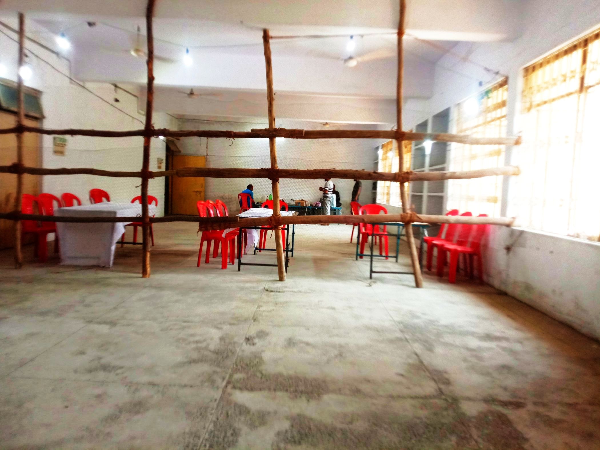 शाहजहांपुर के राजकीय पॉलीटेक्रिक में एमएलसी चुनाव की मतगणना के लिए की गई बेरिकेडिंग। संवाद