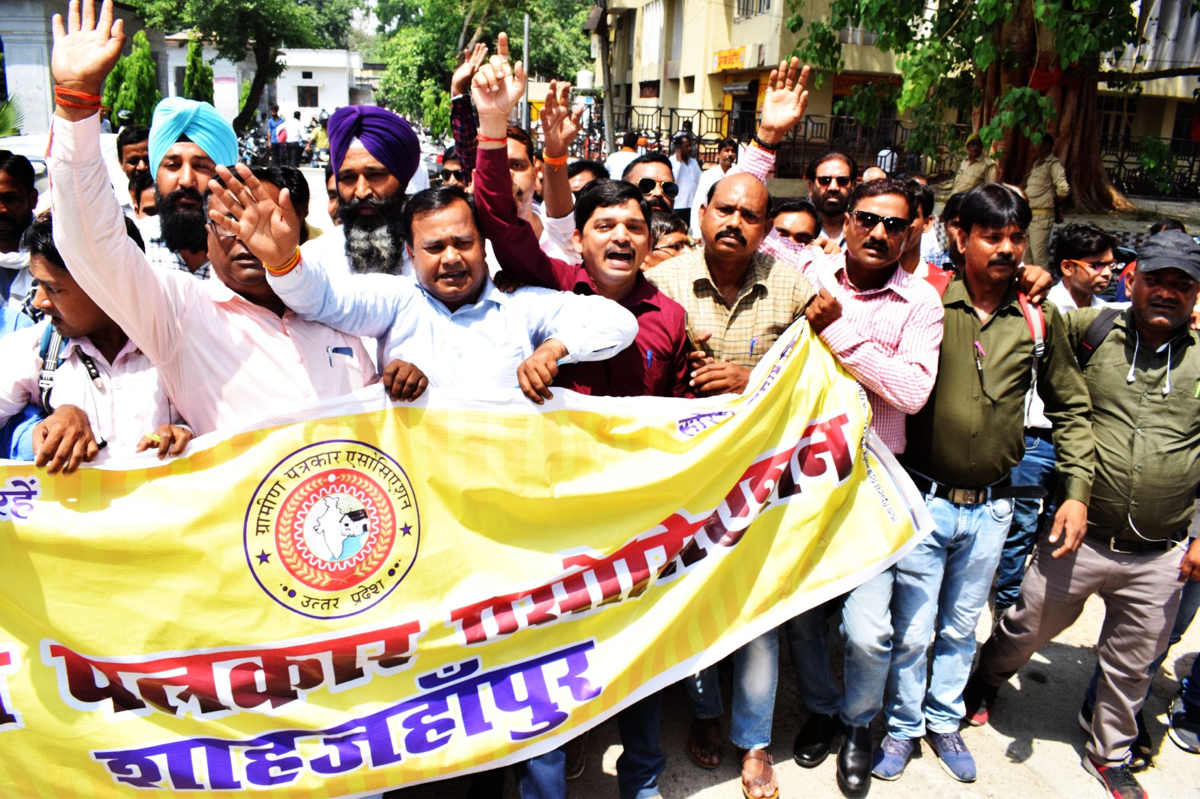 शाहजहांपुर कलक्ट्रेट परिसर में सोमवार को ग्रामीण पत्रकार एसोसिएशन के पदाधिकारियों के नेतृत्व ? शाहजहांपुर कलक्ट्रेट परिसर में सोमवार को ग्रामीण पत्रकार एसोसिएशन के पदाधिकारियों के नेतृत्व ?