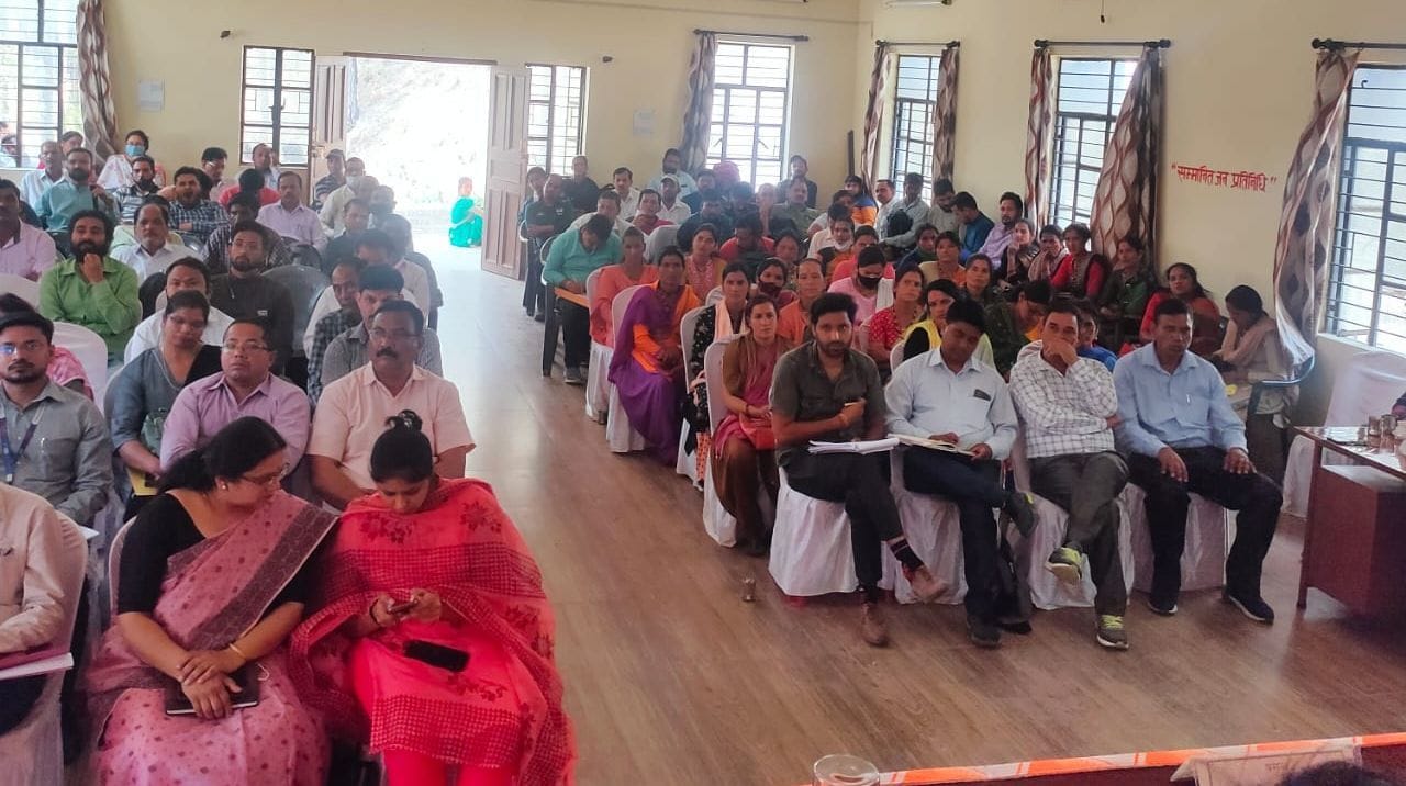 धौलछीना बीडीसी बैठक में मौजूद लोग। धौलछीना बीडीसी बैठक में मौजूद लोग।