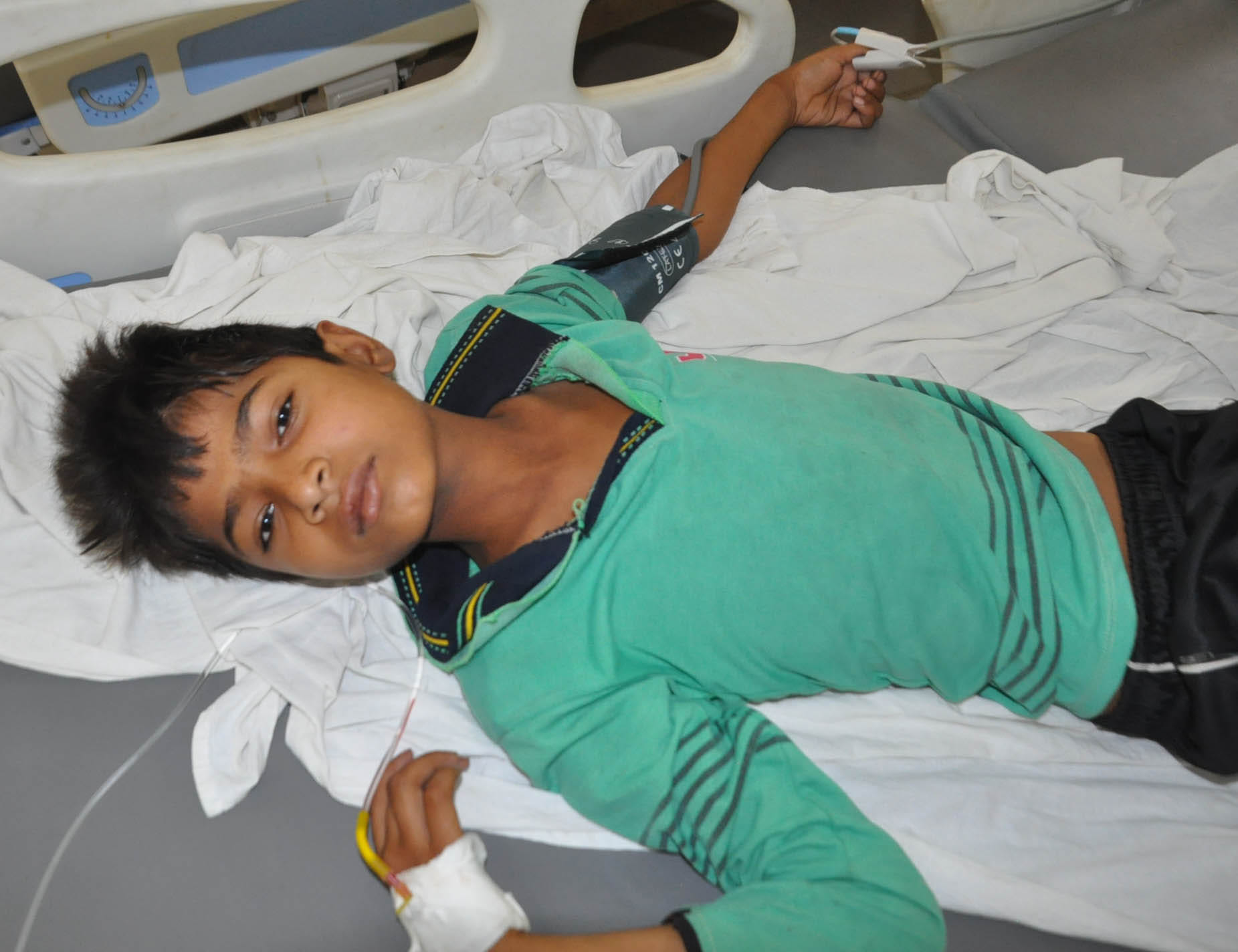 विषाक्त पदार्थ खाने के बाद जिला अस्पताल के पीआईसीयू में भर्ती बच्चा प्रियांशु।संवाद विषाक्त पदार्थ खाने के बाद जिला अस्पताल के पीआईसीयू में भर्ती बच्चा प्रियांशु।संवाद