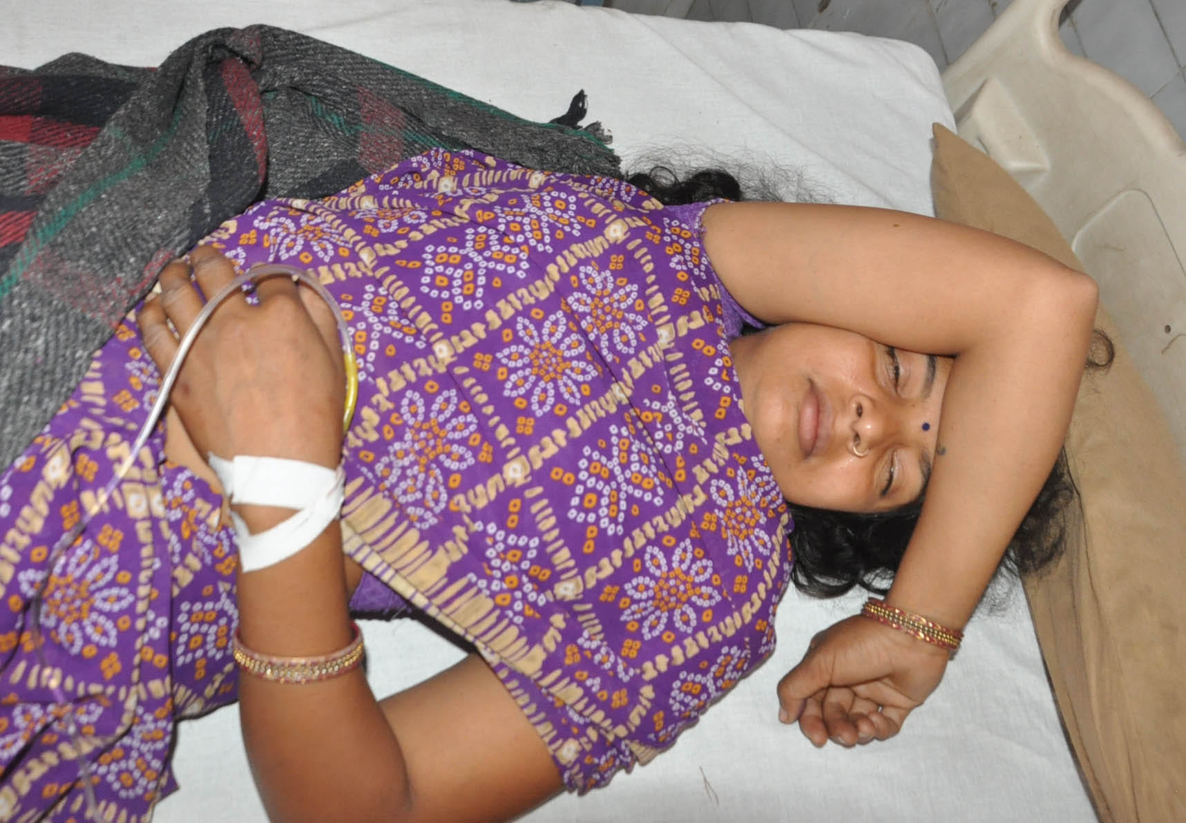 विषाक्त पदार्थ खाने के बाद जिला अस्पताल के वार्ड में भर्ती महिला शशि। विषाक्त पदार्थ खाने के बाद जिला अस्पताल के वार्ड में भर्ती महिला शशि।