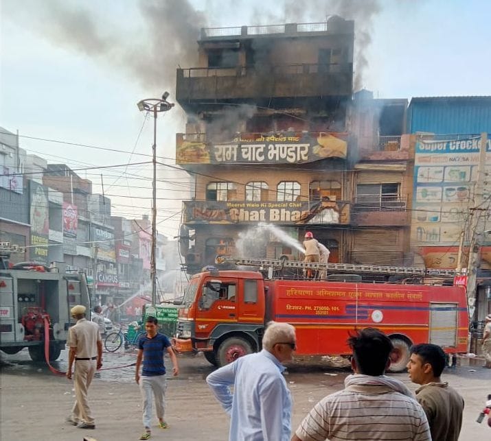 आरसीबी में लगी आग को बुझाते दमकल कर्मचारी। आरसीबी में लगी आग को बुझाते दमकल कर्मचारी।