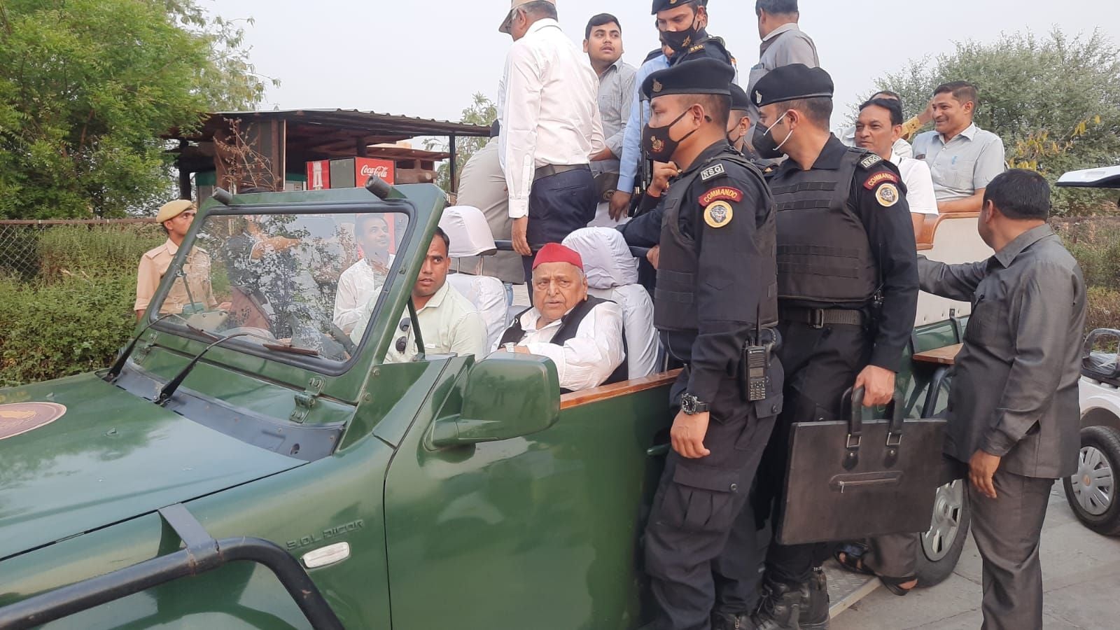 अपने ड्रीम प्रोजेक्ट लायन सफारी को देखने पहुंचे पूर्व मुख्यमंत्री मुलायम सिंह यादव