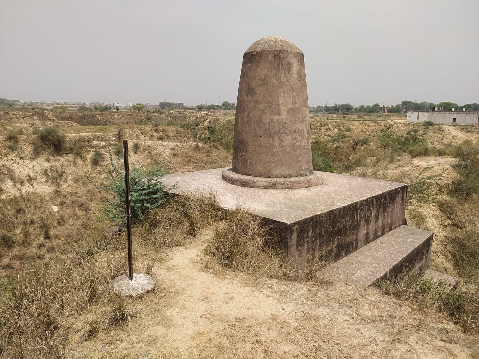 भारतीय पुरातत्व विभाग की ओर से संरक्षित पत्थर के पास लगा बोर्ड गायब। संवाद भारतीय पुरातत्व विभाग की ओर से संरक्षित पत्थर के पास लगा बोर्ड गायब। संवाद