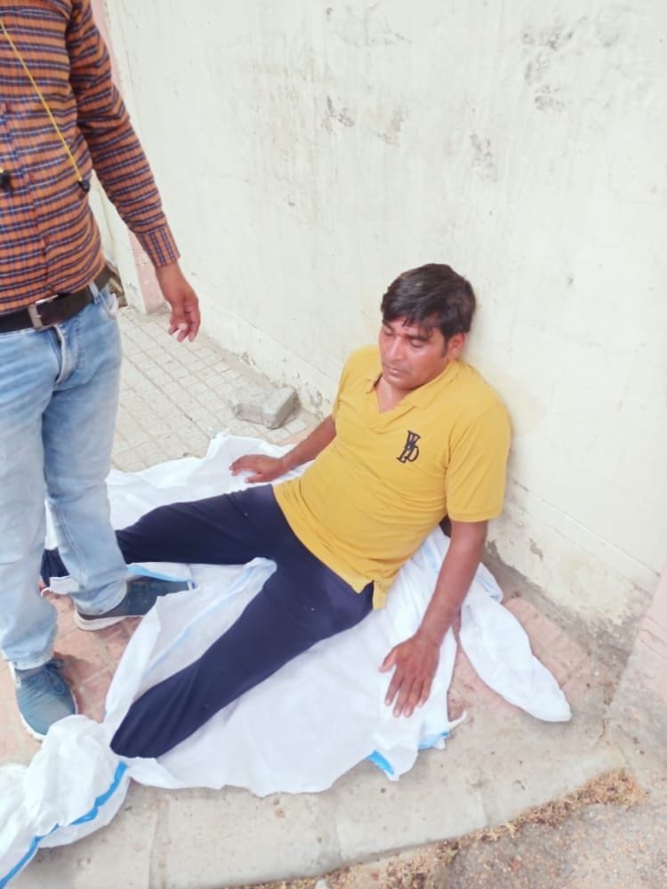 गर्मी की वजह से बेहोश हुआ स्वास्थ्य कर्मी। संवाद गर्मी की वजह से बेहोश हुआ स्वास्थ्य कर्मी। संवाद