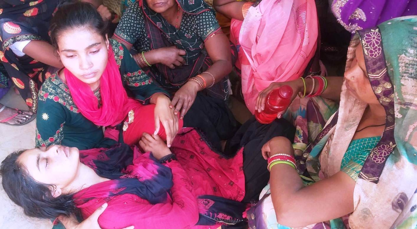 कासगंज में अमांपुर मार्ग पर सडक हादसे में हुई बाइक सवार युवक देवेंद्र की मौत के बाद बेसुध हुई बहन ? कासगंज में अमांपुर मार्ग पर सडक हादसे में हुई बाइक सवार युवक देवेंद्र की मौत के बाद बेसुध हुई बहन ?