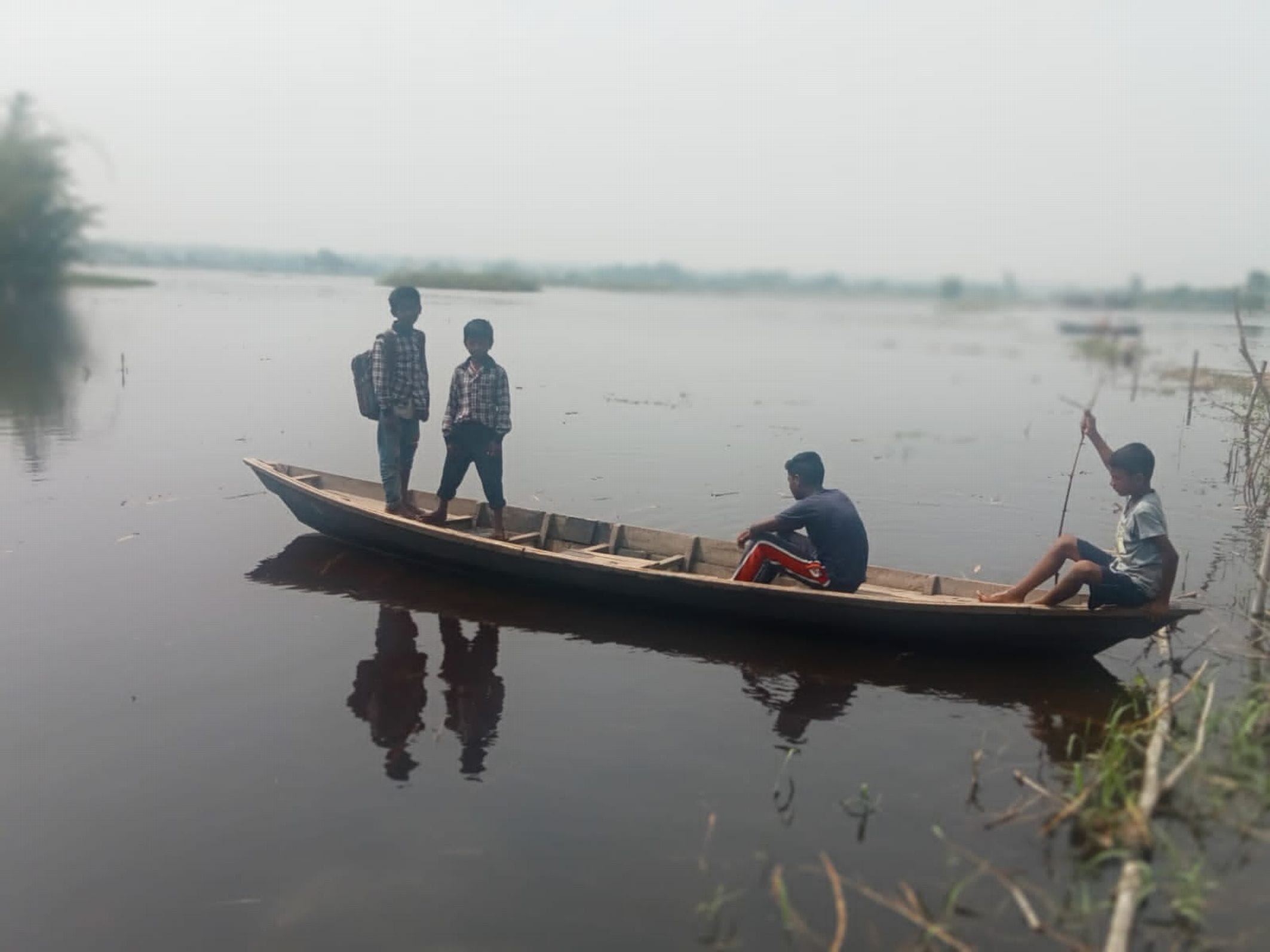 खटीमा के सिसैया बंधा में नाव से स्कूल जाते बच्चें। संवाद खटीमा के सिसैया बंधा में नाव से स्कूल जाते बच्चें। संवाद