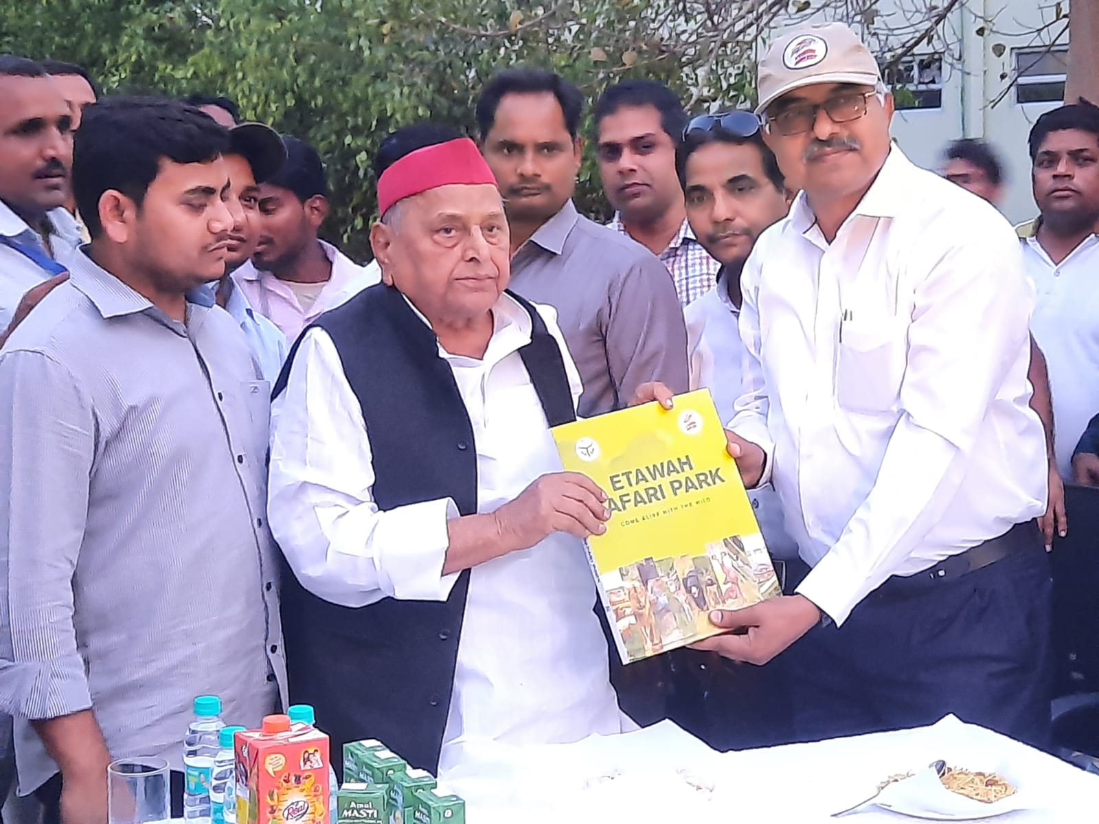मुलायम सिंह यादव को काफी बुक टेबल प्रदान करते सफारी के उपनिदेशक एके सिंह।