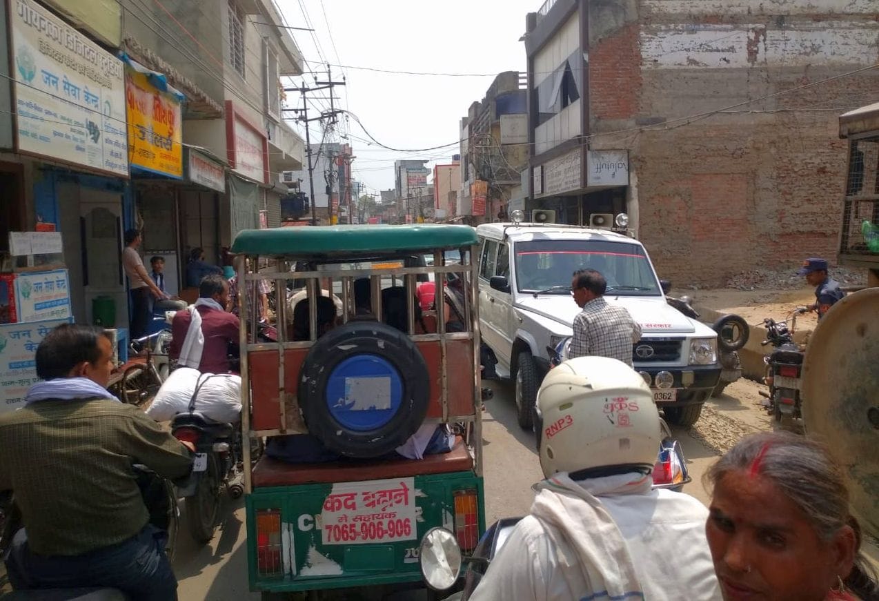 शाहजहांपुर में चौक-चारखंभा मार्ग पर डॉ. रविमोहन क्लीनिक के पास सड़क पर खड़ी सरकारी गाड़ी व लगा जा? शाहजहांपुर में चौक-चारखंभा मार्ग पर डॉ. रविमोहन क्लीनिक के पास सड़क पर खड़ी सरकारी गाड़ी व लगा जा?