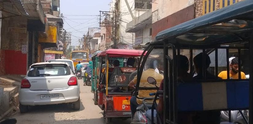 शाहजहांपुर में छोटा चौक चौराहा के पास सड़क पर खड़ी कार और लगा जाम शाहजहांपुर में छोटा चौक चौराहा के पास सड़क पर खड़ी कार और लगा जाम