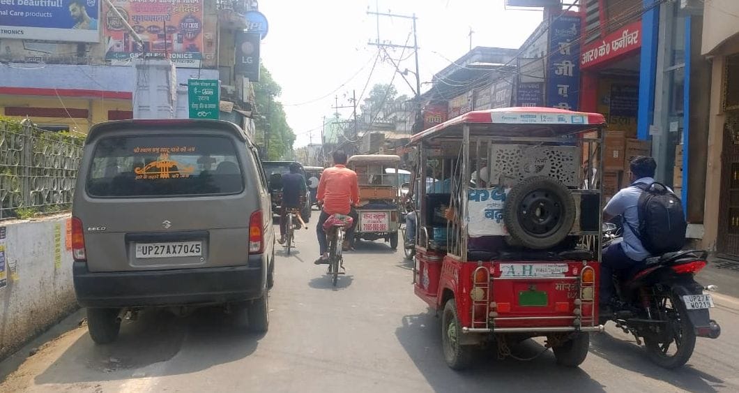 शाहजहांपुर में सीतापुर अस्पताल के बाहर सड़क पर खड़ी कार और लगा जाम शाहजहांपुर में सीतापुर अस्पताल के बाहर सड़क पर खड़ी कार और लगा जाम