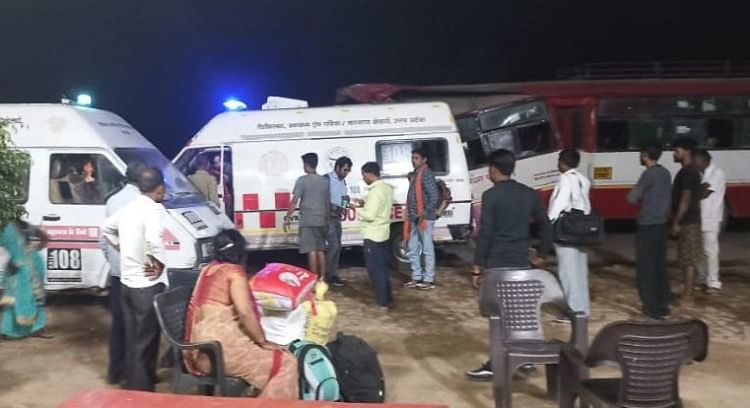 Un bus du dépôt de Hamirpur est entré en collision avec un camion, huit blessés