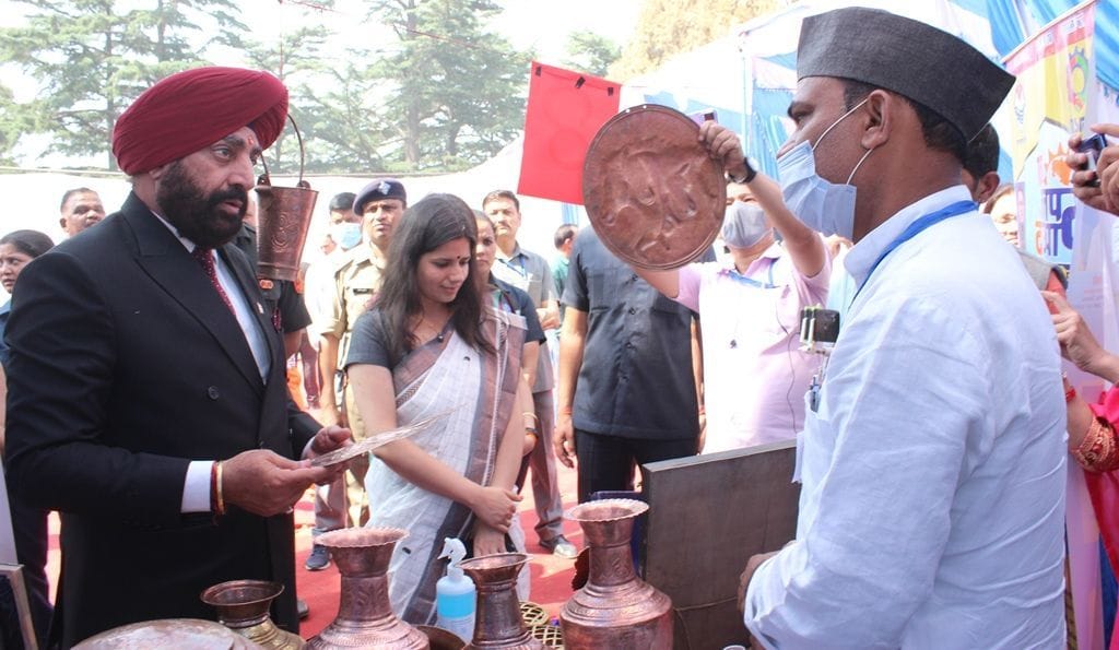 अल्मोड़ा में महिला स्वयं सहायता समूहों के स्टॉल का अवलोकन करते राज्यपाल गुरमीत सिंह।