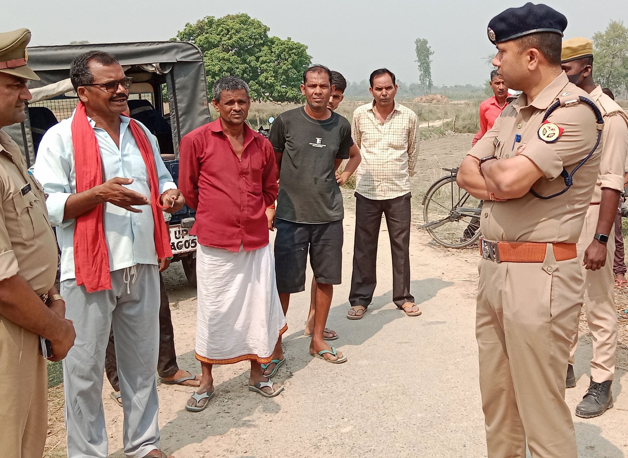 अयोध्या-घटनास्थल पर लोगो से जानकारी करते एसएसपी शैलेश पांडेय।-संवाद अयोध्या-घटनास्थल पर लोगो से जानकारी करते एसएसपी शैलेश पांडेय।-संवाद