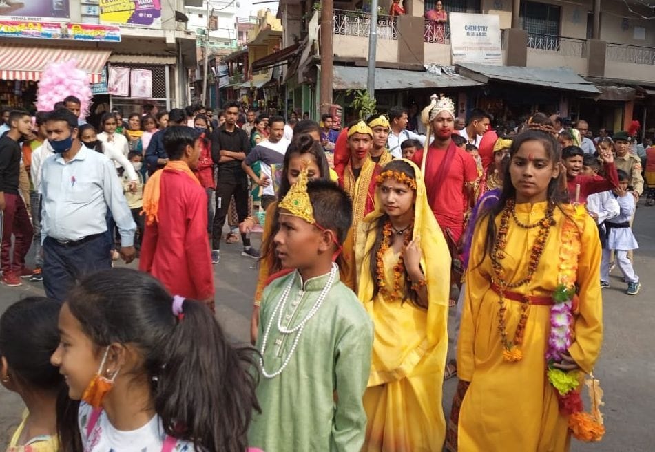  बिखोती मेले में सांस्कृतिक जुलूस निकालते सरस्वती और विद्या मंदिर के बच्चे। संवाद