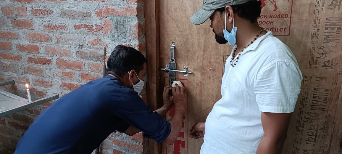 बिलसंडा के साईं हॉस्पिटल को सील करते कर्मचारी। संवाद बिलसंडा के साईं हॉस्पिटल को सील करते कर्मचारी। संवाद