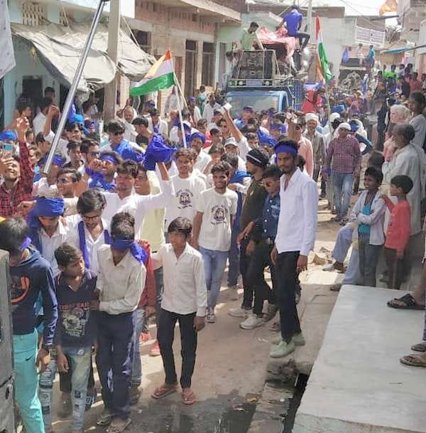 बेलाताल में शोभायात्रा निकालते बाबा साहब के अनुयायी।