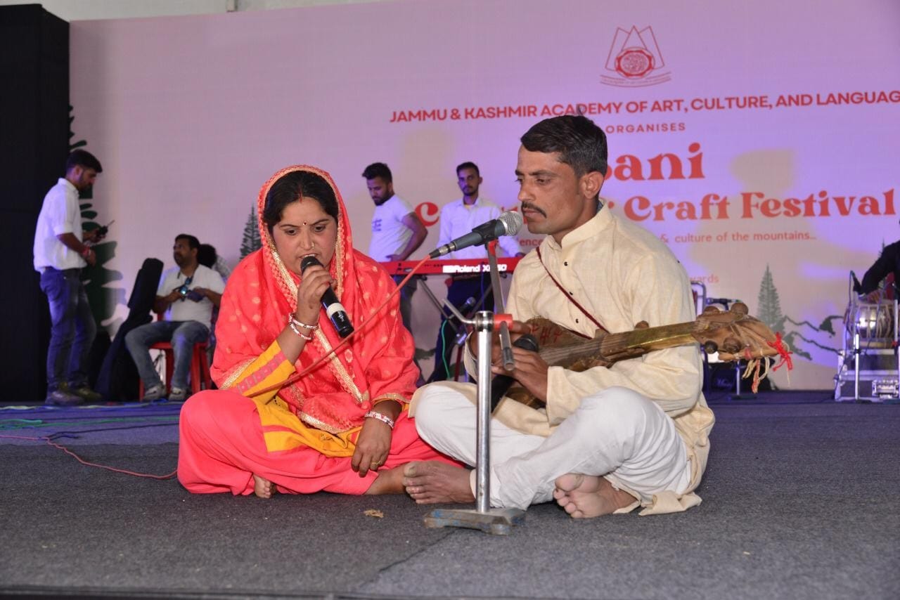 बनी में आयोजित बैसाखी मेले के दौरान लोक संस्कृति से जुड़ी प्रस्तुति देते कलाकार। संवाद बनी में आयोजित बैसाखी मेले के दौरान लोक संस्कृति से जुड़ी प्रस्तुति देते कलाकार। संवाद