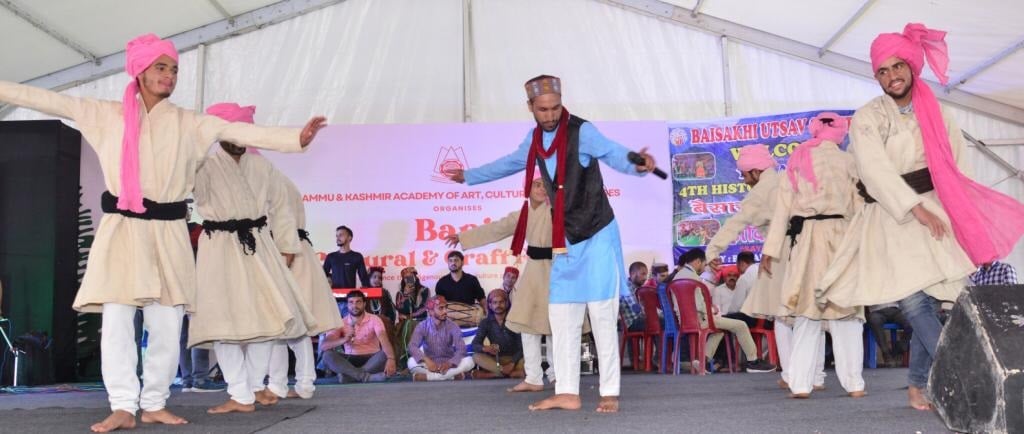 बनी में बैसाखी मेले के दूसरे दिन पहाड़ी कुड प्रस्तुत करते लोक कलाकार। संवाद