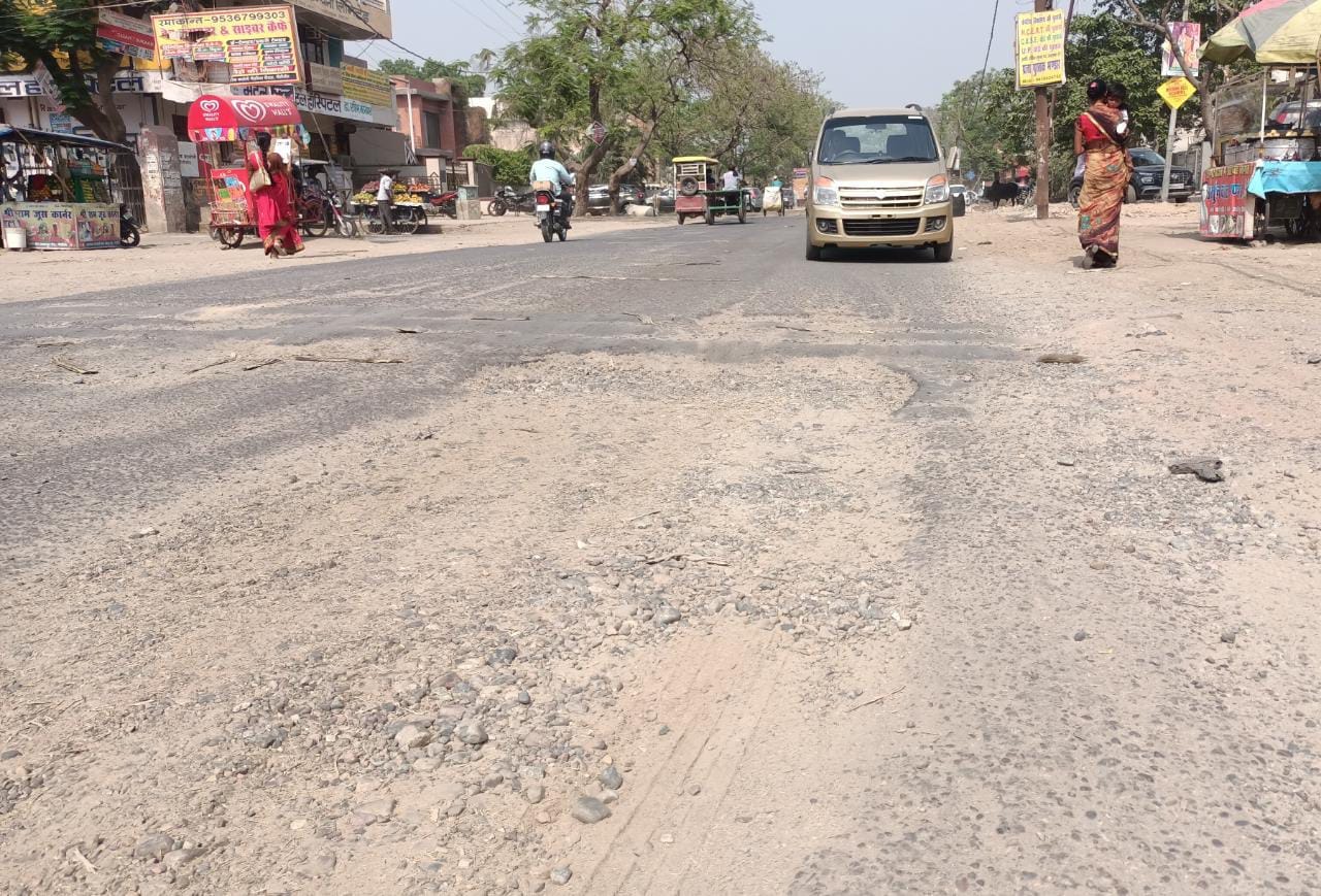 बरेली-टनकपुर हाइवे पर अशोक कॉलोनी के निकट सड़क में हुआ गड्ढा। संवाद बरेली-टनकपुर हाइवे पर अशोक कॉलोनी के निकट सड़क में हुआ गड्ढा। संवाद