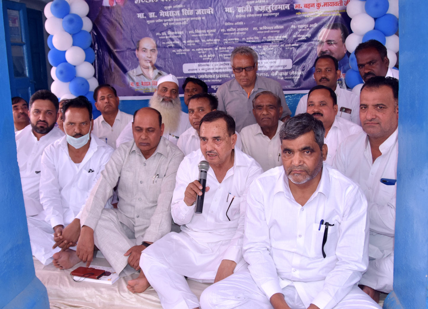 बसपा कार्यालय डा भीमराव अंबेडकर जयंती पर आयोजित गोष्ठी में विचार रखते बसपा सांसद हाजी फजलुरर्हम बसपा कार्यालय डा भीमराव अंबेडकर जयंती पर आयोजित गोष्ठी में विचार रखते बसपा सांसद हाजी फजलुरर्हम