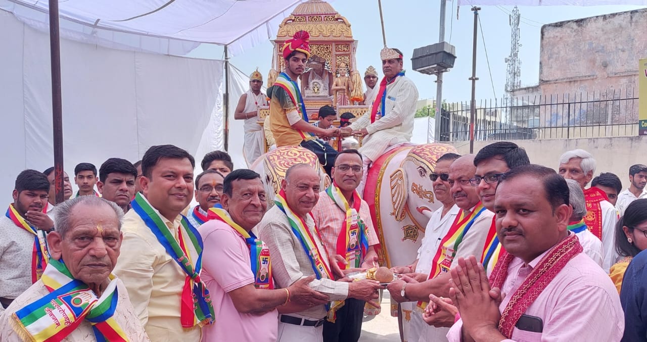 चिलकाना में महावीर जयंती पर शोभायात्रा में शामिल जैन समाज के लोग। चिलकाना में महावीर जयंती पर शोभायात्रा में शामिल जैन समाज के लोग।