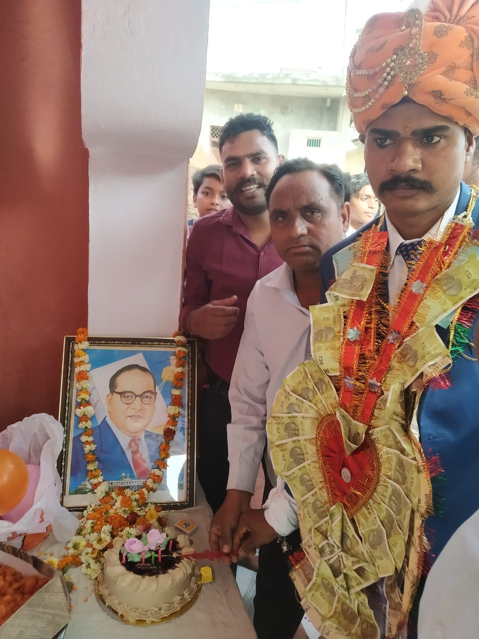 छुटमलपुर के मांडुवाला में बाबा साहेब की जयंती पर केक काटता दुल्हा