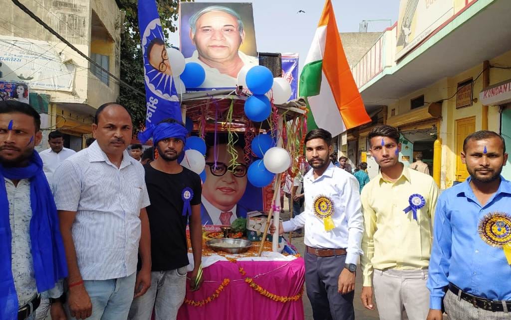 गंगोह में अम्बेडकर जयन्ती पर प्रभातफेरी निकालते समर्थक
