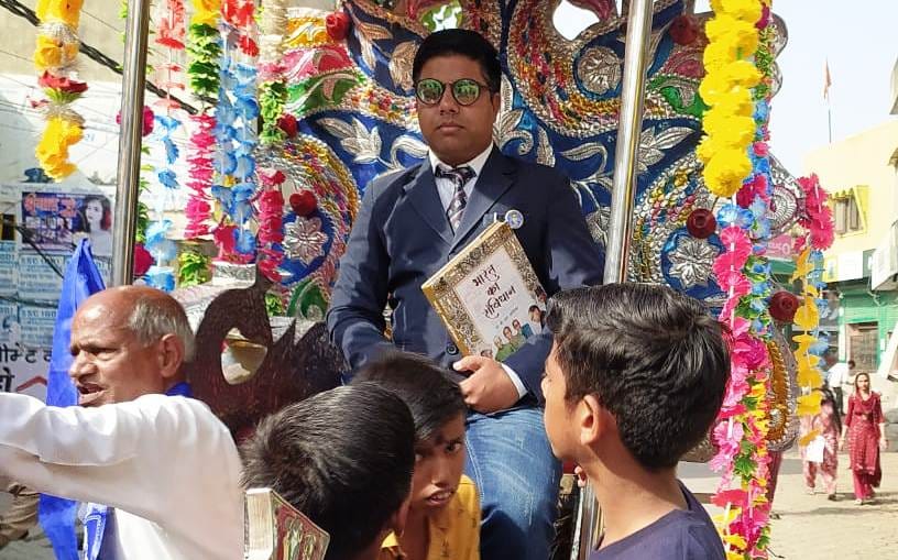 गंगोह में मुख्य सवारी पर विराजमान डा. अम्बेडकर स्वरुप