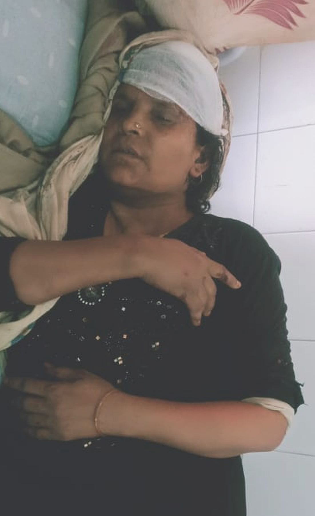 गुरुवार को गांव सलाई में हुई मारपीट में घायल हुई महिला । संवाद गुरुवार को गांव सलाई में हुई मारपीट में घायल हुई महिला । संवाद