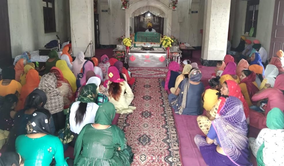 हल्दौर में वैशाखी पर गुरुद्वारे में गुरुवाणी में उपस्थित श्रद्धालु। हल्दौर में वैशाखी पर गुरुद्वारे में गुरुवाणी में उपस्थित श्रद्धालु।
