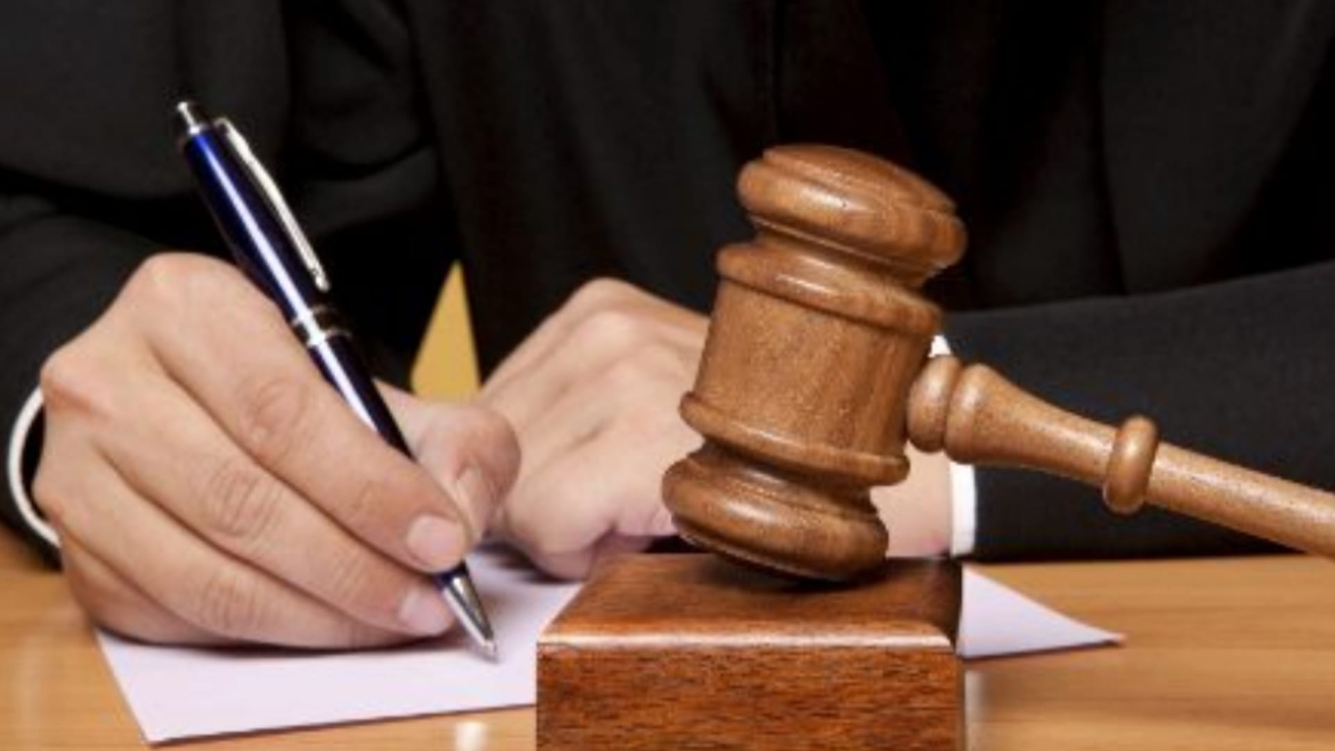 Allahabad High Court Wrong To Issue Non-bailable Warrant Without Following  The Earlier Procedure - Allahabad High Court : पूर्व की प्रक्रिया का पालन  किए बिना गैर जमानती वारंट जारी करना गलत -