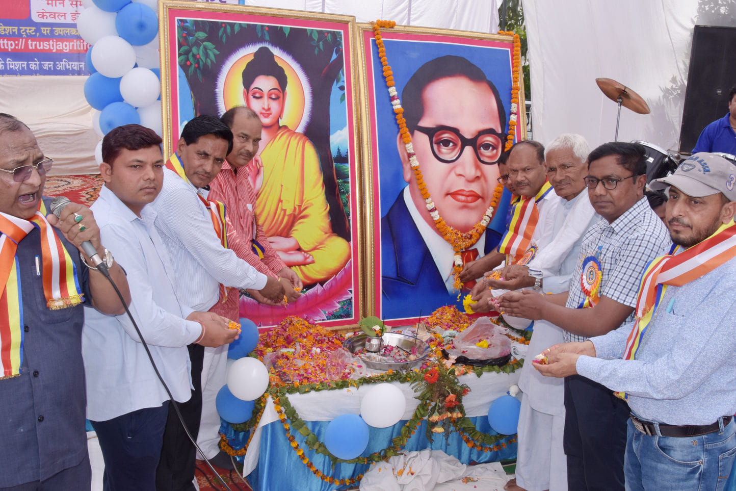 जेजेपुरम में डा भीमराव अंबेडकर जयंती मनाते जागृति फाउंडेशन ट्रस्ट के पदाधिकारी जेजेपुरम में डा भीमराव अंबेडकर जयंती मनाते जागृति फाउंडेशन ट्रस्ट के पदाधिकारी
