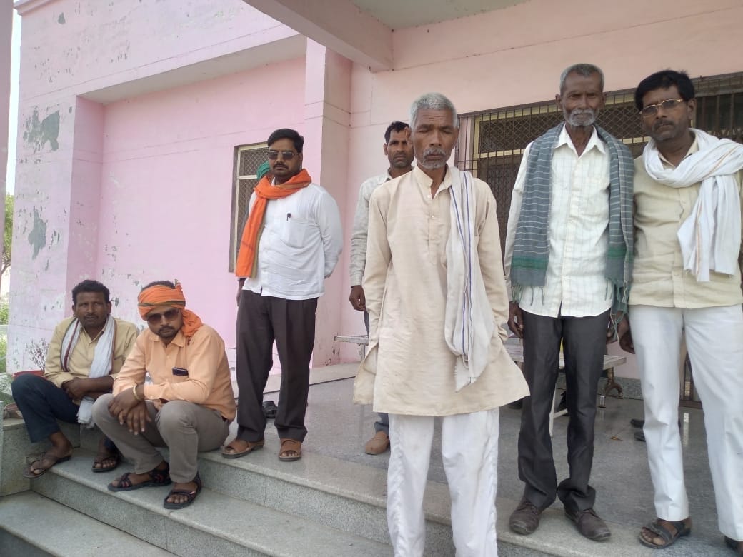 कासगंज के सिढपुरा में ससुराल आये युवक विजय की मौत के बाद पोस्टमार्टम गृह पर एकत्रित परिवारीजन। कासगंज के सिढपुरा में ससुराल आये युवक विजय की मौत के बाद पोस्टमार्टम गृह पर एकत्रित परिवारीजन।
