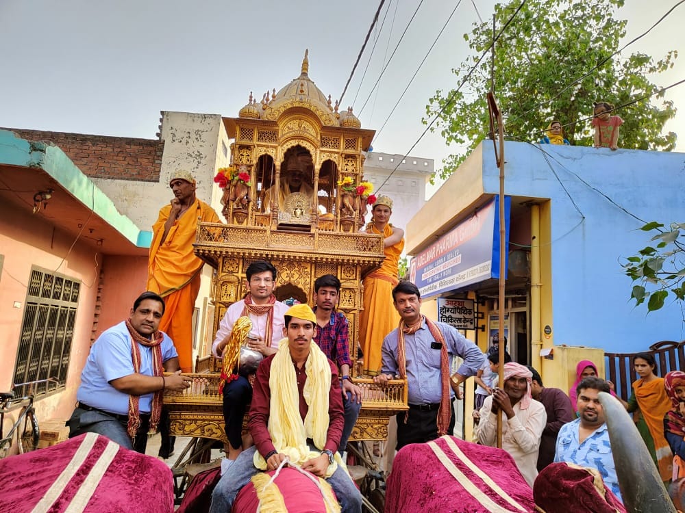 नकुड़ में रथ यात्रा निकालते जैन समाज के लोग