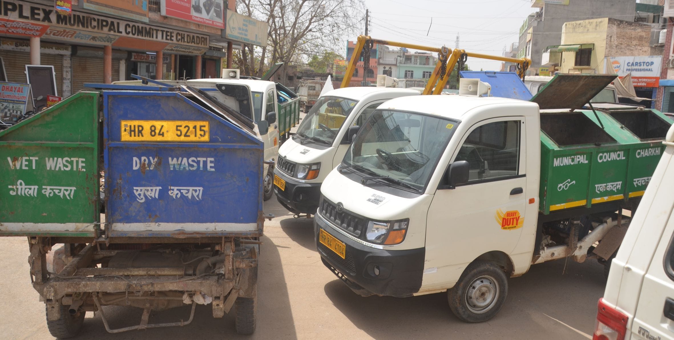    नप कार्यालय में खड़े कचरे का उठान करने वाले वाहन।