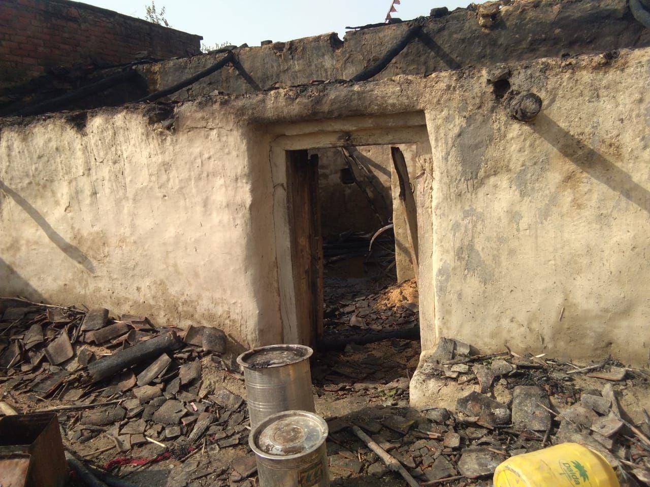 नसुल्ल्लापुर गांव में आग लगने से राख सामान नसुल्ल्लापुर गांव में आग लगने से राख सामान