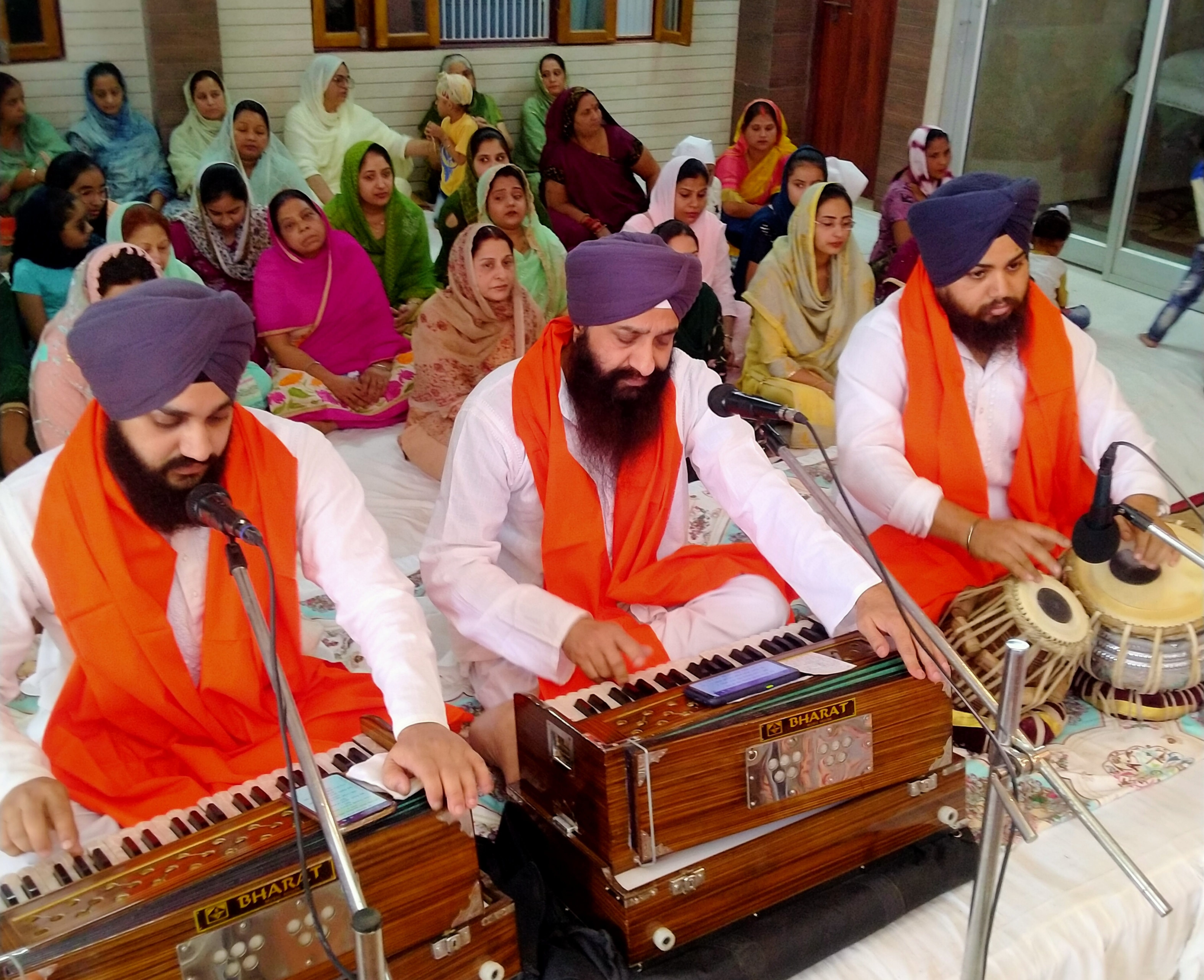 राबर्ट्सगंज श्री गुरु सिंह सभा में खालसा जन्मोत्सव में शबद कीर्तन करते रागी जत्था। राबर्ट्सगंज श्री गुरु सिंह सभा में खालसा जन्मोत्सव में शबद कीर्तन करते रागी जत्था।