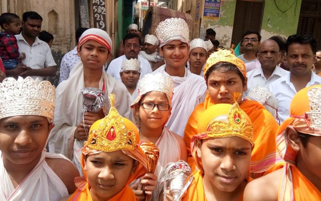 रामपुर मनिहारान में महावीर जयंती के अवसर पर शोभायात्रा में शामिल इंद्र बने बच्चे रामपुर मनिहारान में महावीर जयंती के अवसर पर शोभायात्रा में शामिल इंद्र बने बच्चे