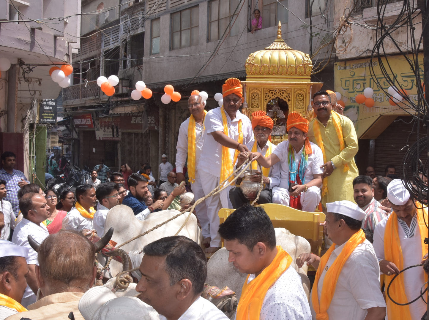 सर्राफा बाजार से भगवान महावीर स्वामी के जन्म कल्याणक पर जैन पंचायती मन्दिर से निकली रथ यात्रा मे? सर्राफा बाजार से भगवान महावीर स्वामी के जन्म कल्याणक पर जैन पंचायती मन्दिर से निकली रथ यात्रा मे?