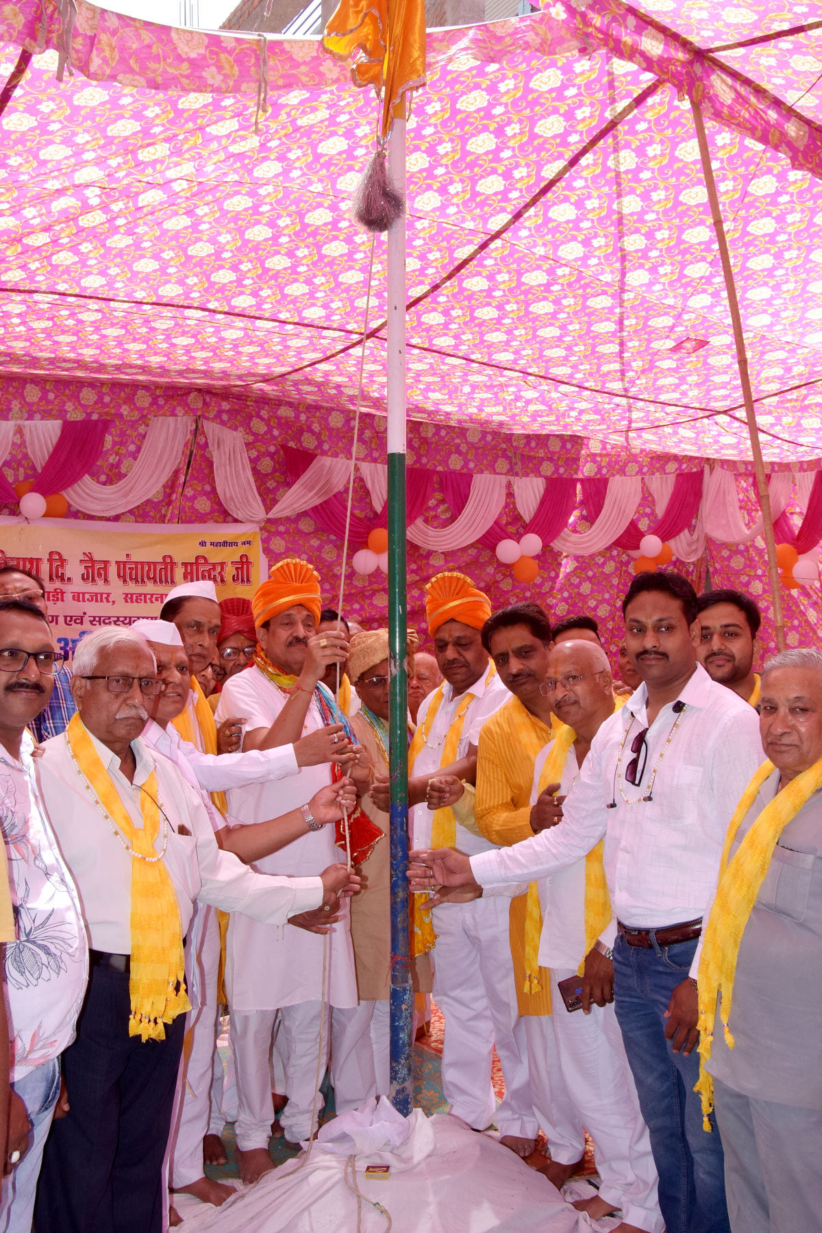 सर्राफा बाजार से महावीर जयंती पर जैन पंचायती मन्दिर में झंडा पूजन करते जैन समाज के पदाधिकारी सर्राफा बाजार से महावीर जयंती पर जैन पंचायती मन्दिर में झंडा पूजन करते जैन समाज के पदाधिकारी