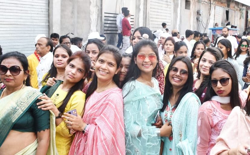 शोभायात्रा में शामिल जैन समाज की महिलाएं व युवतियां