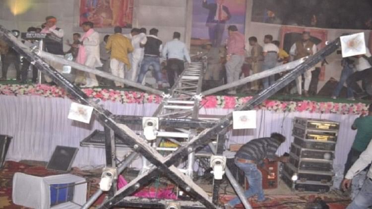 Gros accident à Agra: un ensemble d’éclairage est tombé sur scène à Bhima Nagari, le ministre d’État de l’Union Meghwal a survécu de peu, bousculade, de nombreux blessés