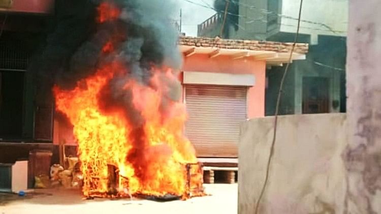 Ruckus à Runkta, Agra: Un incendie s’est déclaré dans les maisons de l’exploitant du gymnase Sajid, accusé d’avoir échappé à la jeune fille, huit arrêtés
