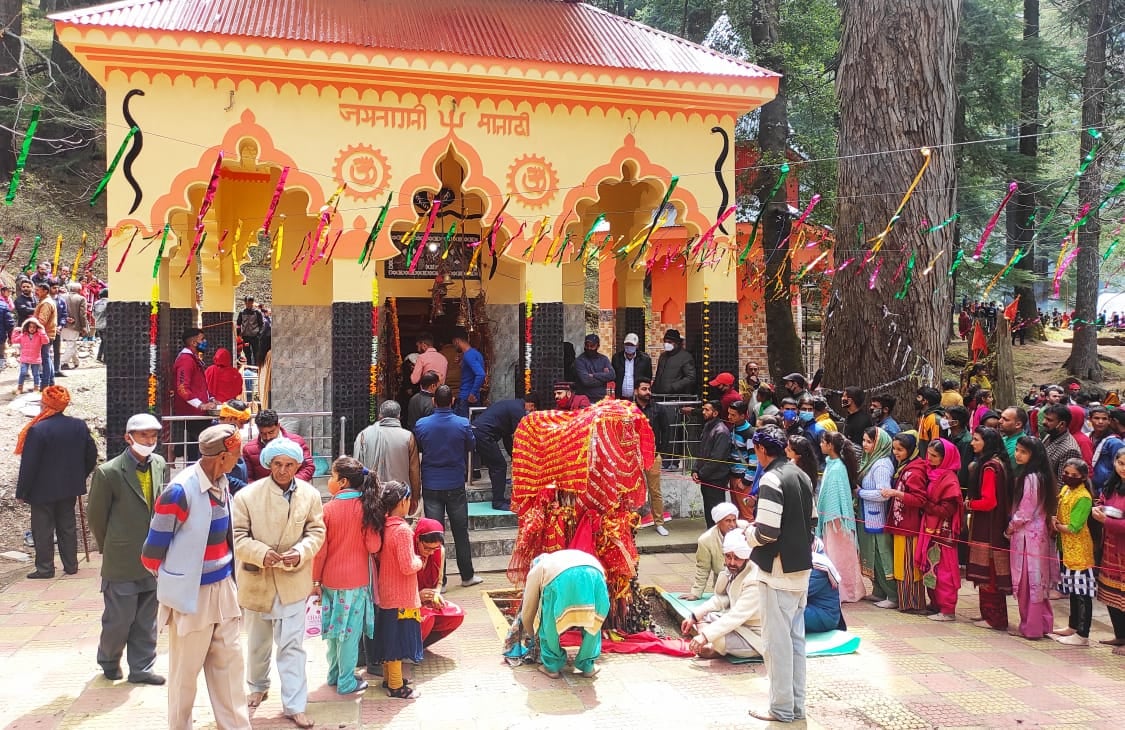 भद्रवाह-बैसाखी पर्व पर नागनी मंदिर में दर्शनों के लिए उमडी भक्तों की भीड़ भद्रवाह-बैसाखी पर्व पर नागनी मंदिर में दर्शनों के लिए उमडी भक्तों की भीड़