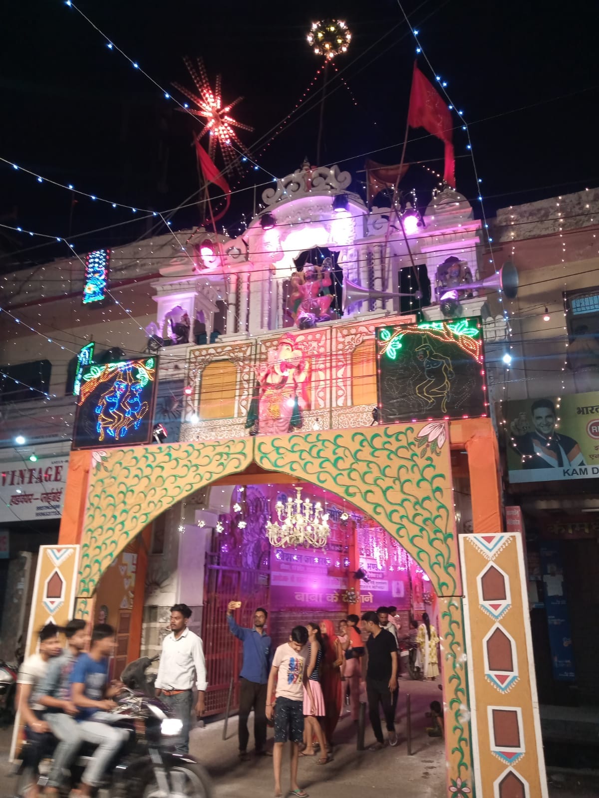 बालाजी जन्मोत्सव पर लाइटो से जगमगाता बालाजी धाम मंदिर।