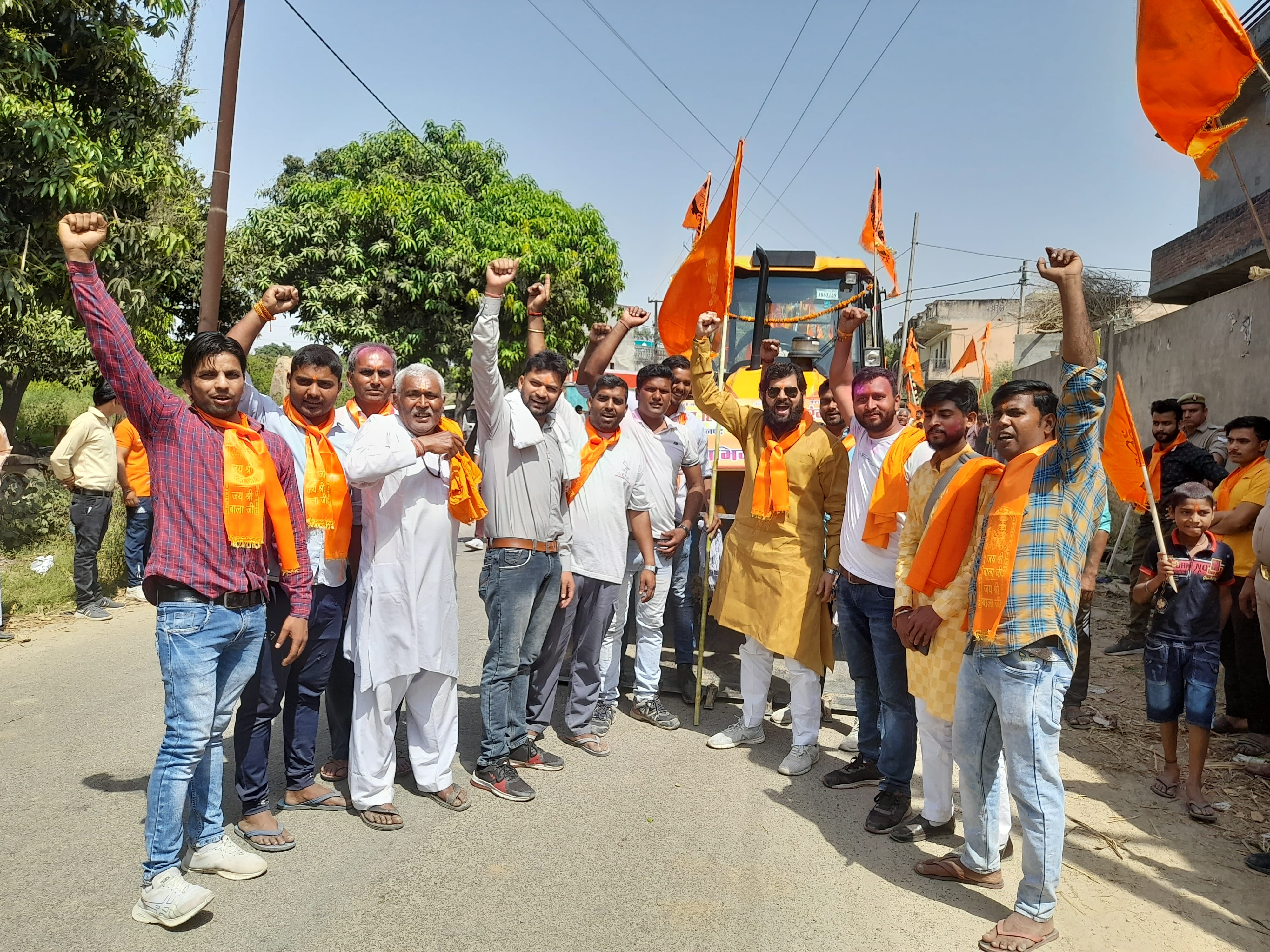 बालाजी जयंती पर खामपुर में शोभायात्रा निकालते विश्व हिंदू परिषद व बजरंग दल के कार्यकर्ता बालाजी जयंती पर खामपुर में शोभायात्रा निकालते विश्व हिंदू परिषद व बजरंग दल के कार्यकर्ता